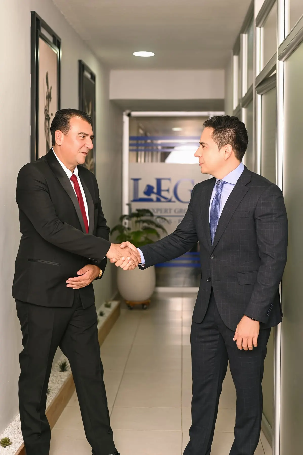 Eduard A. Vásquez Sierra y Antonio Camargo Paternina, socios fundadores, se estrechan la mano en las instalaciones de la firma